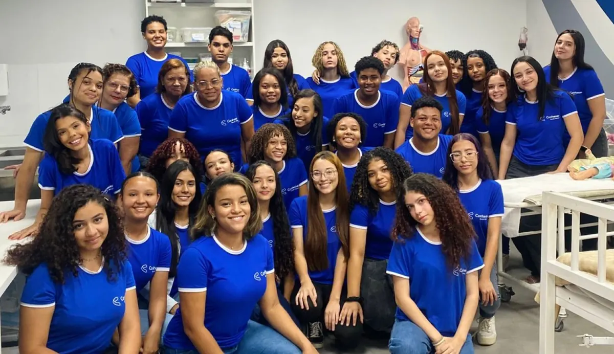 Turma da Conhecer Escola Técnica reunida no laboratório