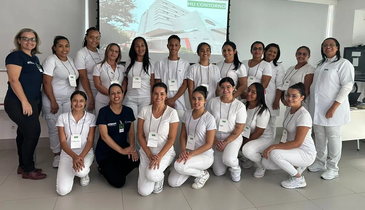 Turma de enfermagem em visita técnica