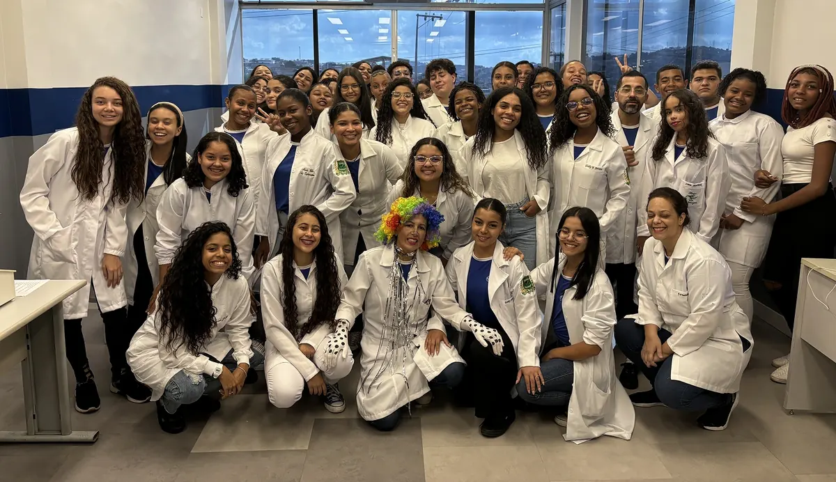 Alunos de jaleco em aula prática